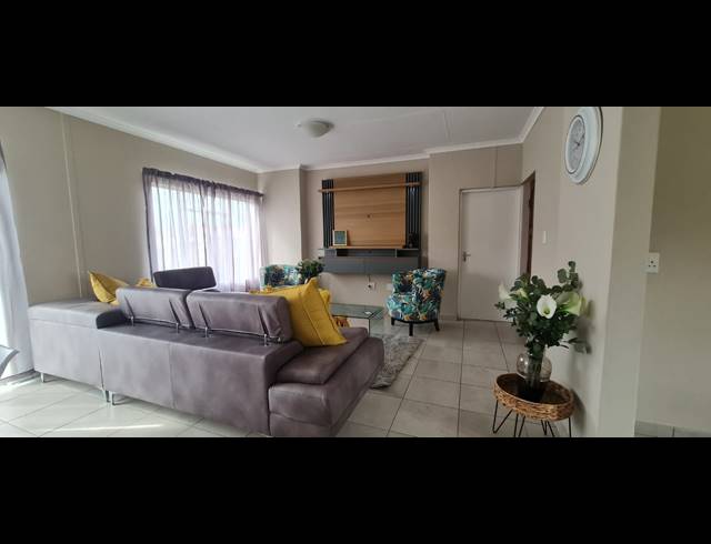 3 BEDROOM FULL FLOOR FOR SALE IN WATERKLOOF HILL ESTATE